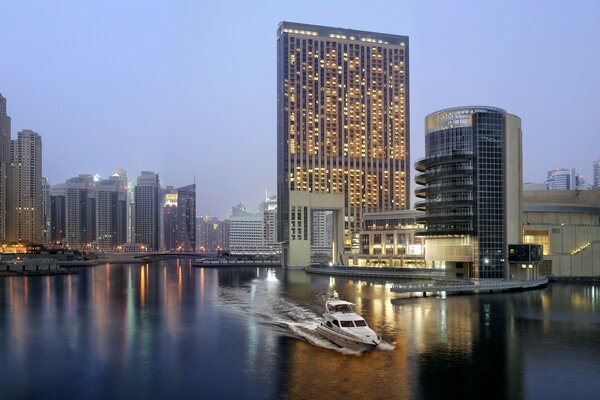 Dubai Night Boat geht auf dem Wasser