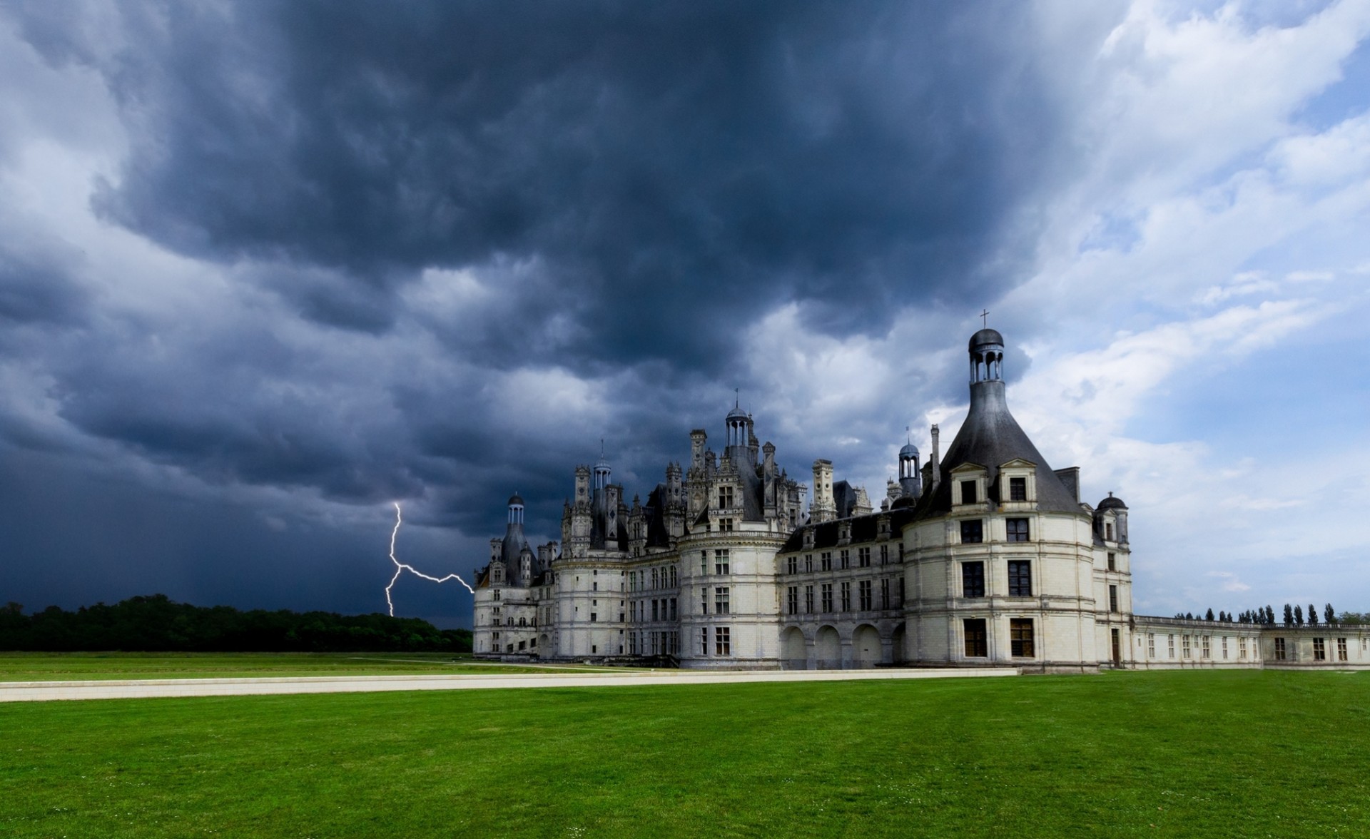 nubes cielo francia qatar airways tormenta eléctrica bloqueo castillo de chambord castillo de chambord relámpago