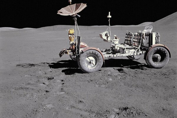 Un vehículo lunar se encuentra en un planeta desértico