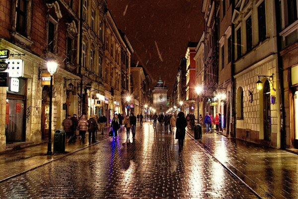 Calles nocturnas de la ciudad Polaca
