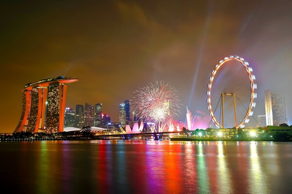 Salut festif à Singapour la nuit