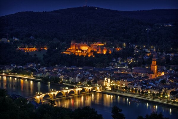 Photo panoramique de la ville allemande dans la nuit