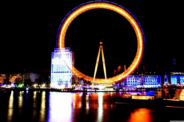 Ruota panoramica notturna di Londra