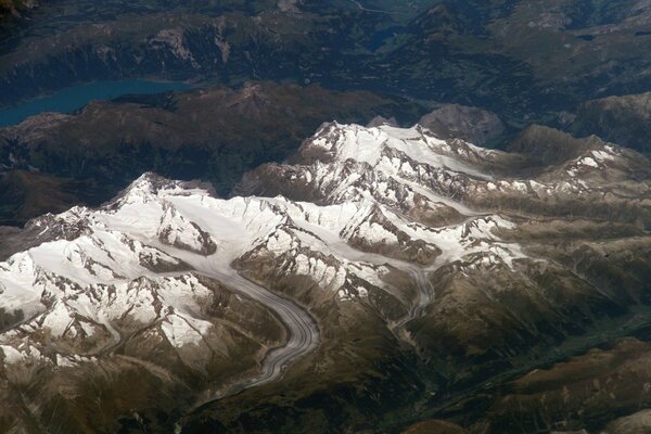 Fotografía desde el espacio. Nieve en las montañas