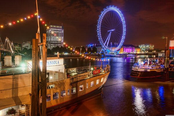 Панорама лондонской реки в вечерних огнях