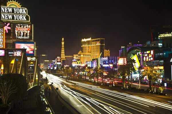 Brillante anuncio en la noche de las Vegas