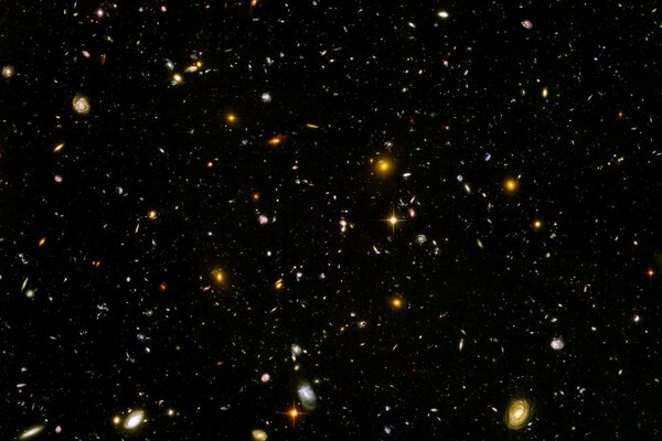 Grand champ galactique profond avec des étoiles ultra différentes