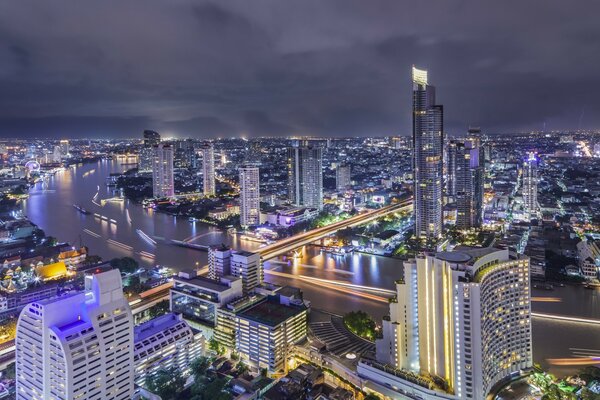 Bangkok nocturna: terraplén y rascacielos