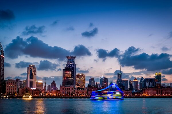 Luces de la noche de Shanghai en China. Ciudad sobre el río