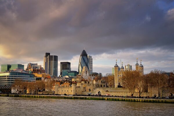 England. Blick auf die Stadt vom Fluss aus