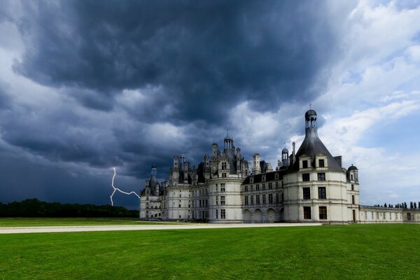 Castillo de Chambord contra un rayo