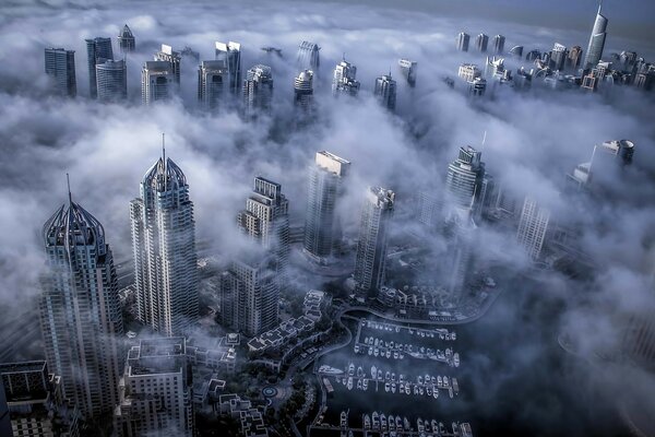 Rascacielos en la niebla en Dubai Emirates