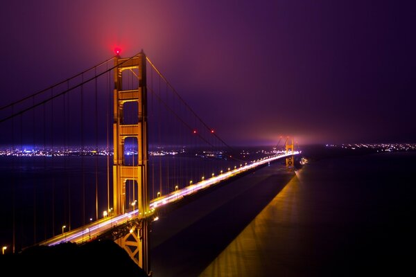 Puente en la niebla sobre el océano