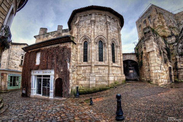 Qué hermoso es estar en una calle antigua en Francia