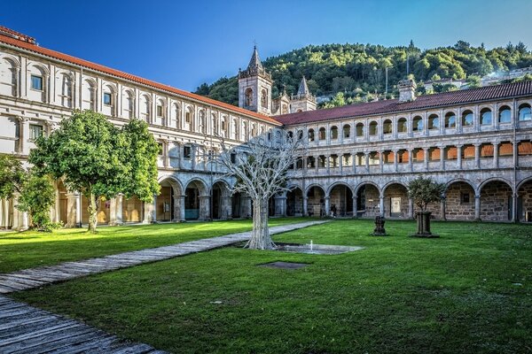 Das spanische Hotel ist das größte in diesem Hof