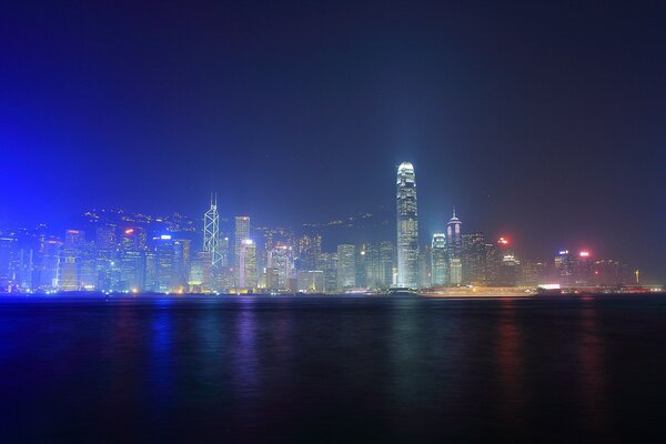 Les lumières de la nuit gongkong dans le brouillard