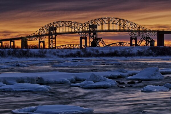 Brücke in Michegon bei Sonnenuntergang