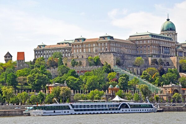 Die Uferpromenade und das Motorschiff in der ungarischen Stadt