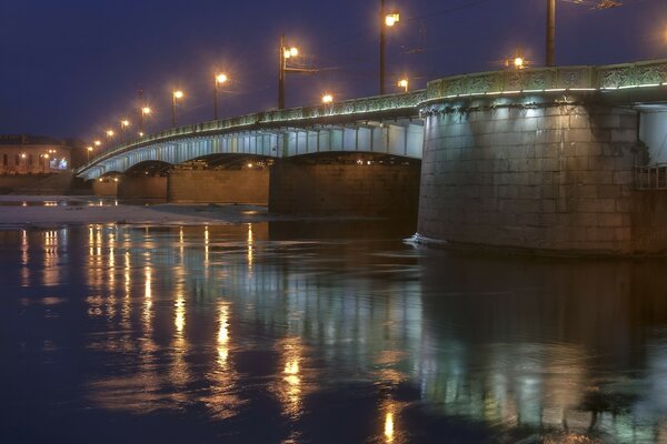 En San Petersburgo hermosos puentes y casas