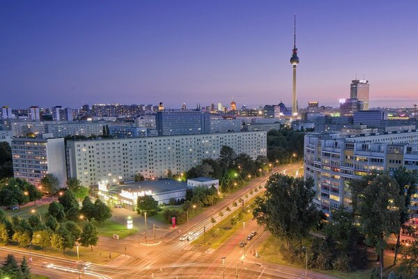 Berlino accende le luci notturne