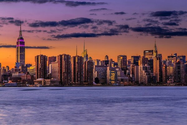 Manhattan au coucher du soleil et les lumières de la nuit