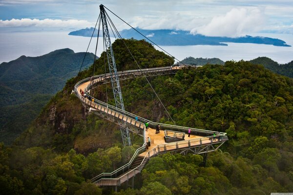 Berge in Malaysia. Ein Spaziergang über die Brücke