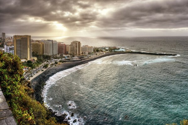 Ciel austère aux îles Canaries près de l océan