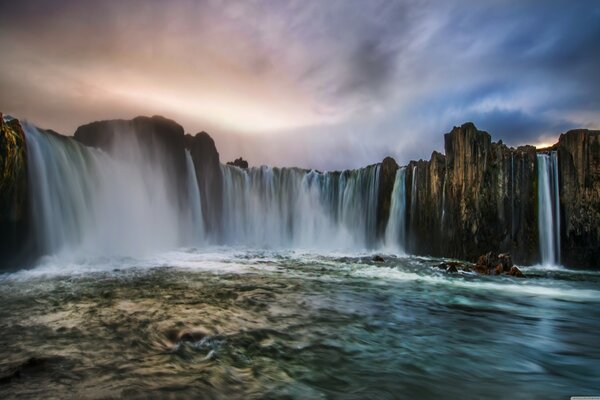 Vues fascinantes d une cascade en Islande