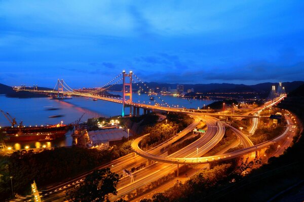 Brücke in Hongkong bei Nacht