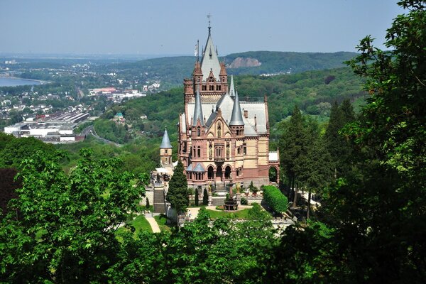 Замок в Германии вглуби леса