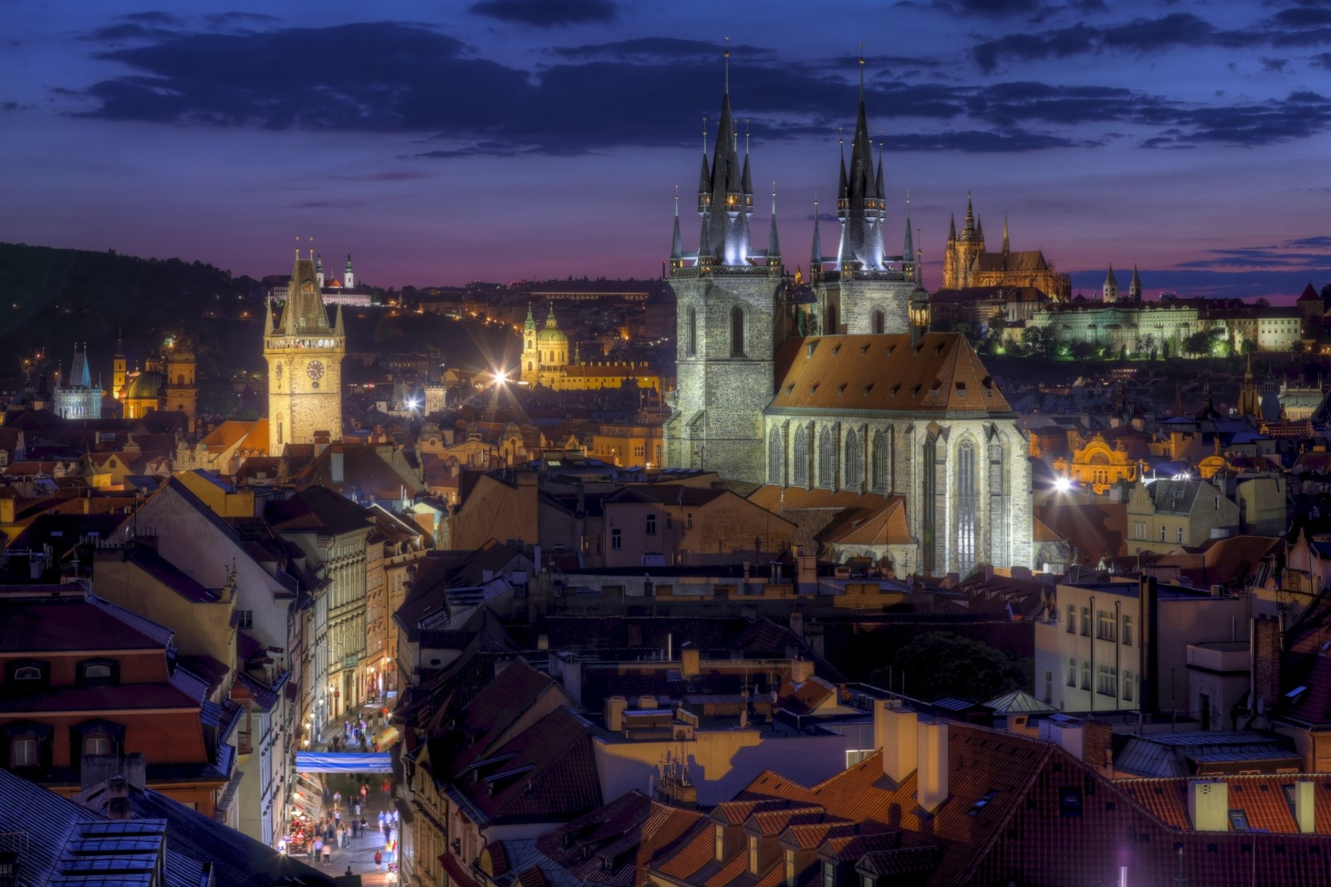 panorama tempio di tyn edificio tetto repubblica ceca praga città notturna