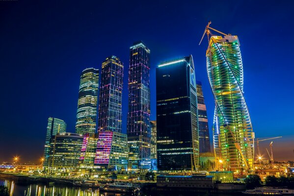La ciudad de Moscú en las luces de la ciudad de la noche