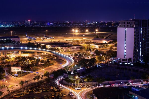 Luz dorada de las luces de la ciudad nocturna