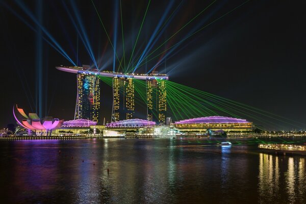 Pokaz laserowy w nocy w Singapurze