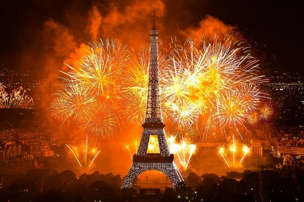 Feu d artifice sur le fond de la tour Eiffel à Paris