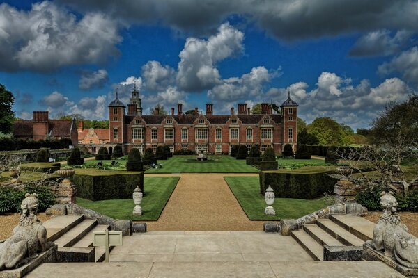 Énorme manoir anglais sous les nuages noirs