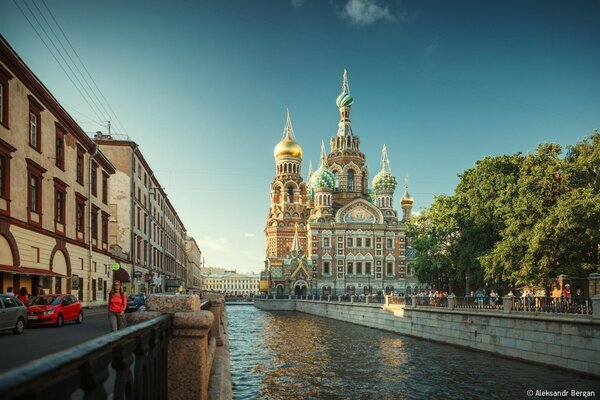 Iglesia de San Petersburgo del Salvador sobre la sangre en la orilla del Neva al atardecer