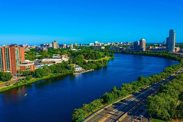 Hermosa ciudad de verano en el río