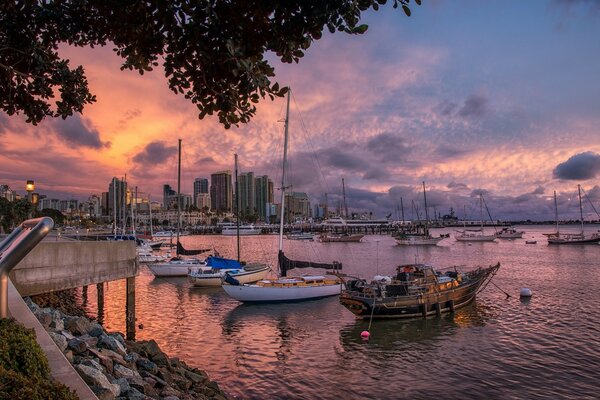 Embarcadero en medio de una colorida puesta de sol