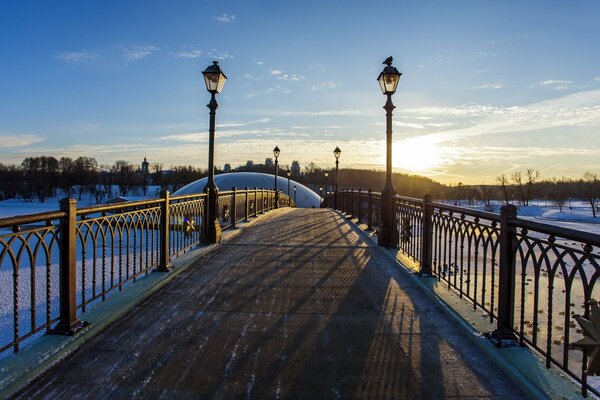 Красивый старый мост зимой. перистые облака