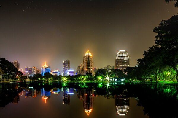 Reflet de la nuit de la Thaïlande dans le lac