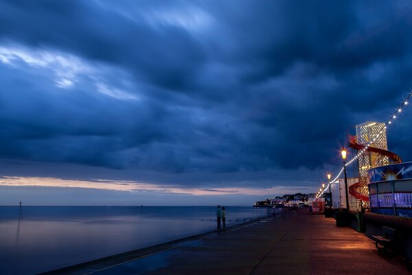 Promenade le long de la promenade du soir avant la pluie