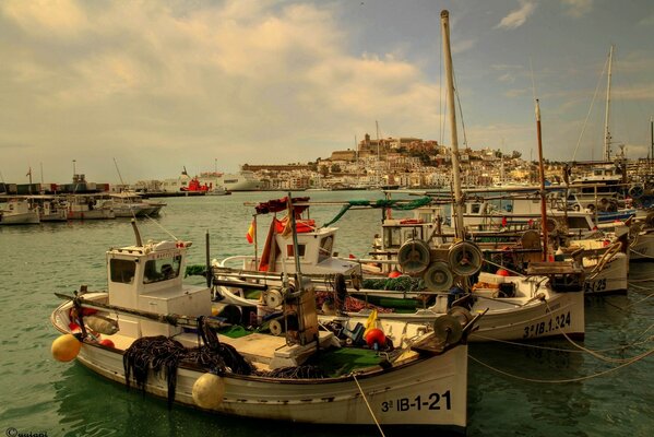 Łodzie na Balearach. miasto morskie. port