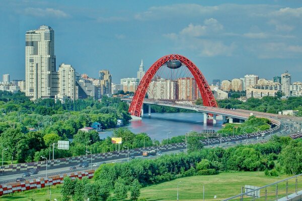 Pont de Moscou avec une longue route