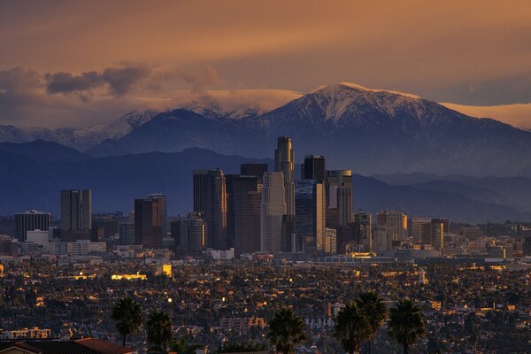 Ville au milieu des montagnes à Los Angeles