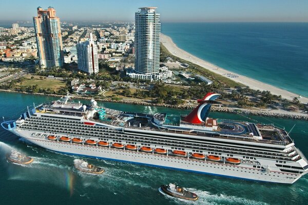 Barco frente al mar en Miami