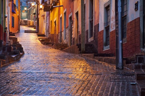 Strada di ciottoli alla luce delle lanterne