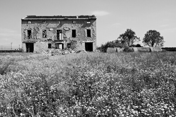 Casa abandonada en blanco y negro