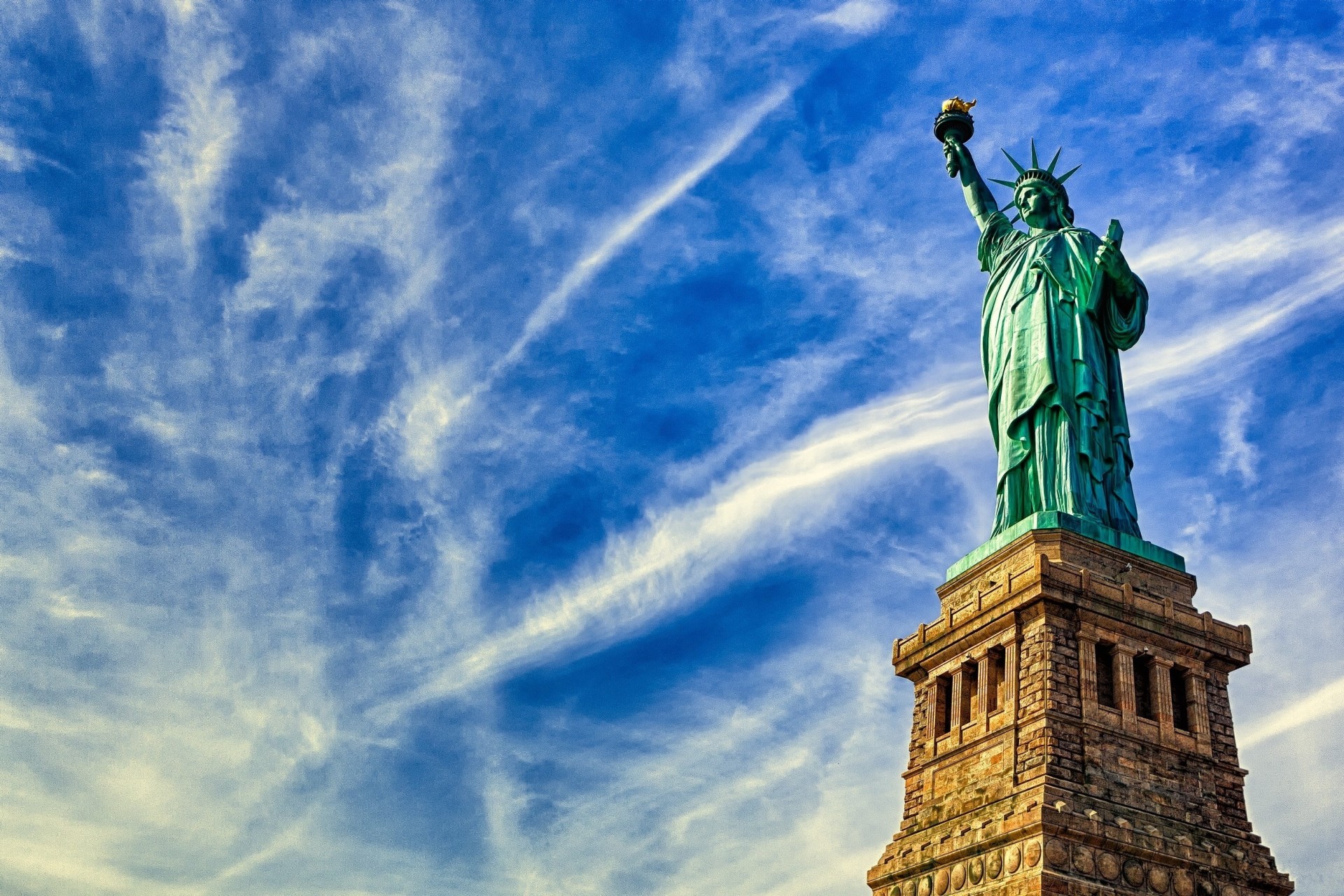 Статуя свободы на фоне Нью-Йорка