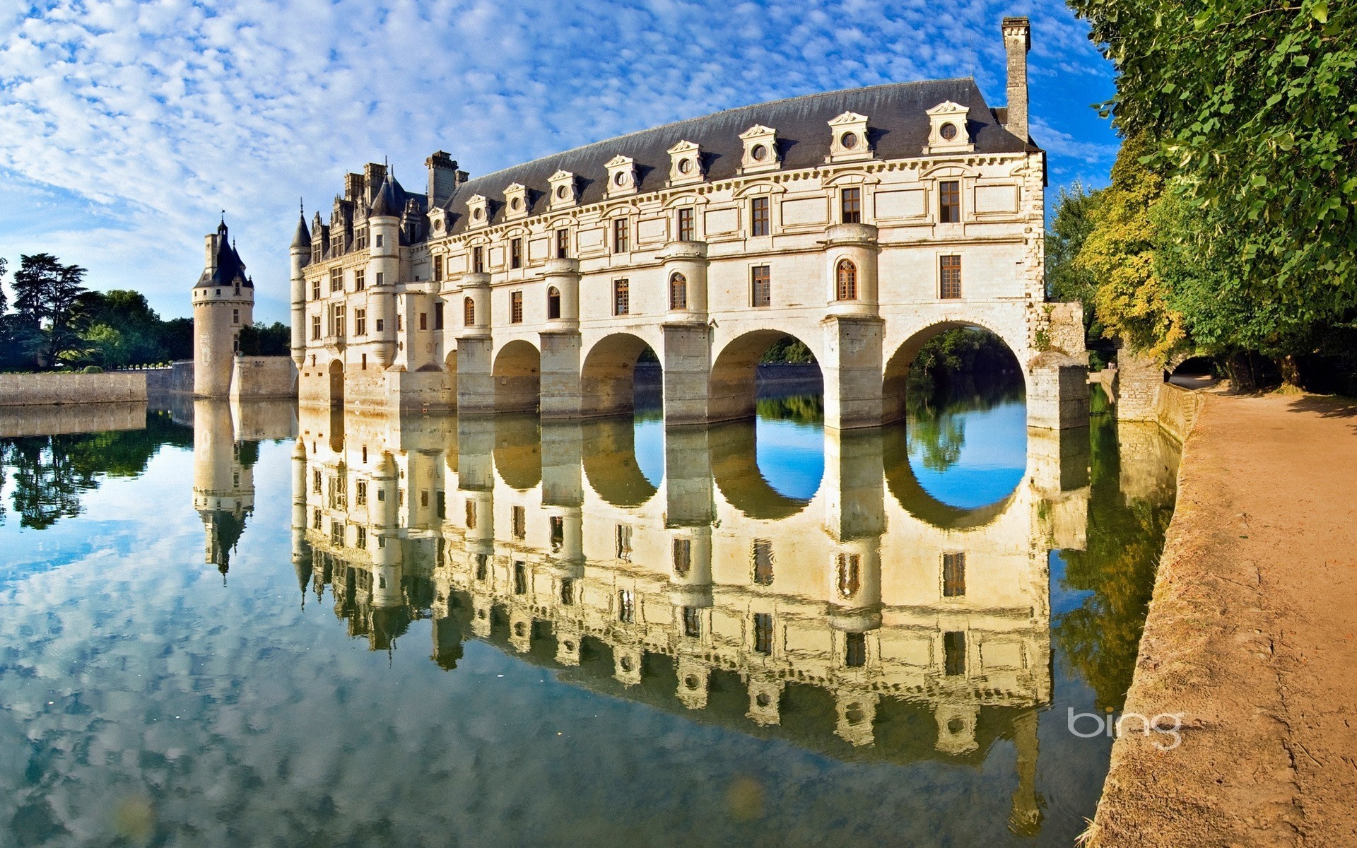 rzeka zamek chenonceau chmura qatar airways woda miasto